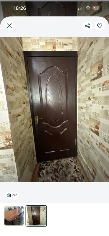 Есть стол и двери, а также 2 старые кровати 1