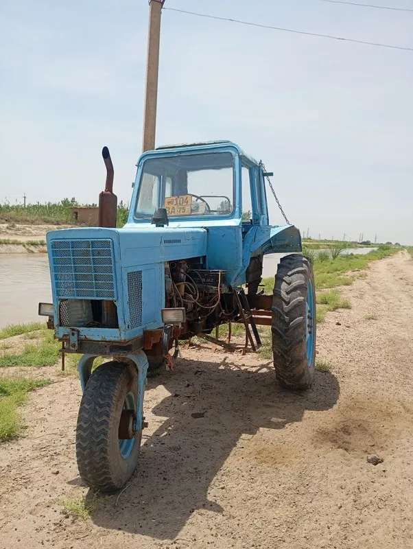 Mtz 80traktori yurib turgan traktor