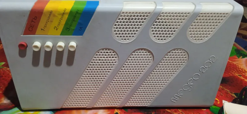 Antikvar radio sotiladi