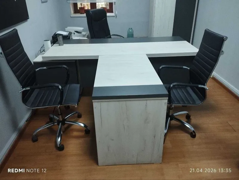 Продаётся современный офисный стол руководителя в комплекте.