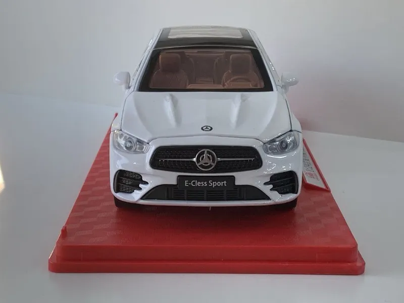 Modelka Mercedes-Benz C260L, Mercedes-Benz E-Class 1:24 2