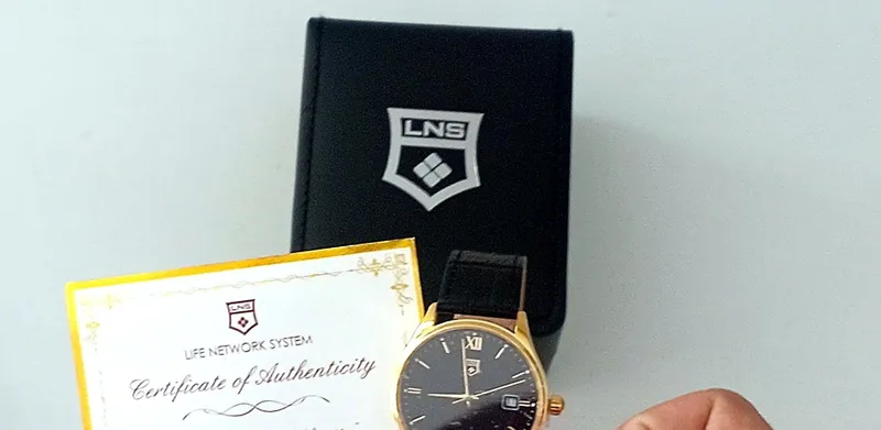 LNS Masculine Elegance Ln1100 erkaklar soati, tilla rangli korpus, qor 2