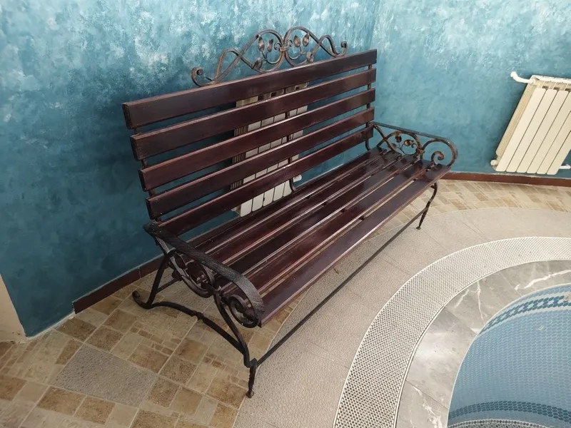 Продаётся набор мебели скамейка и кркслаиз ковки и дерева — фото 2