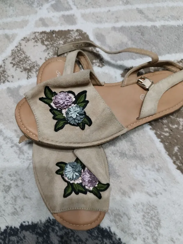 Продаются женские босоножки