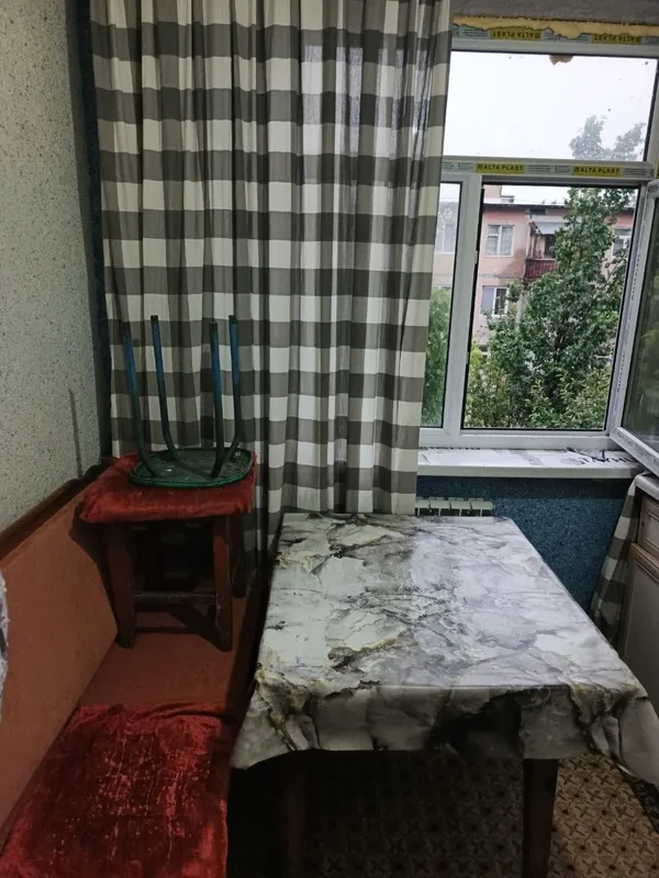 Сдается 1 ком квартира в Чирчике 3 мкн 4 этаж — фото 3