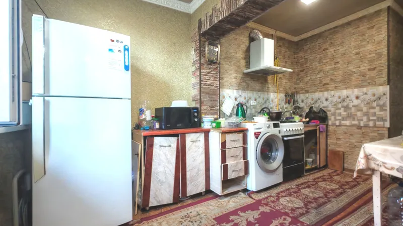 Hovlisi va 2 ta podvali bor 3 xonali kvartira sotiladi 6