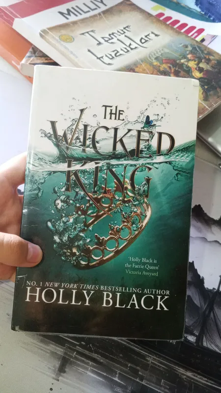 Английская книга The Wicked King. English book 1