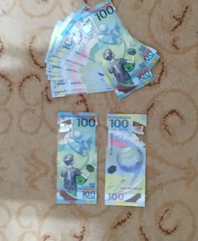Банкнота, купюра 100 рублей 2018 года, пластик Банкнота, купюра 100 рублей 2018 года, пластик