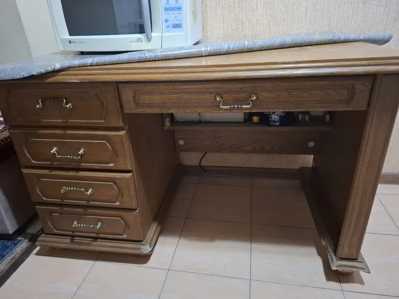 Стол письменный из натурального дерева 1
