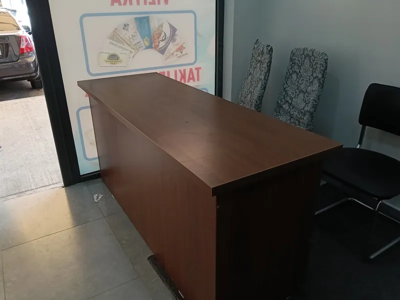 oynali stilaj va aksisuvar shkaf sotiladi va stol