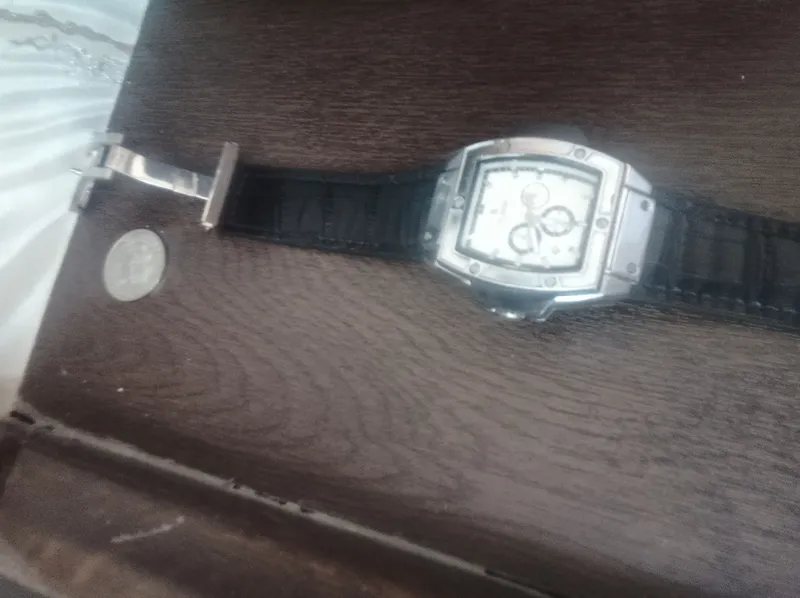 Hublot стоит своих денег, нужно поставить батарейку Hublot стоит своих денег, нужно поставить батарейку