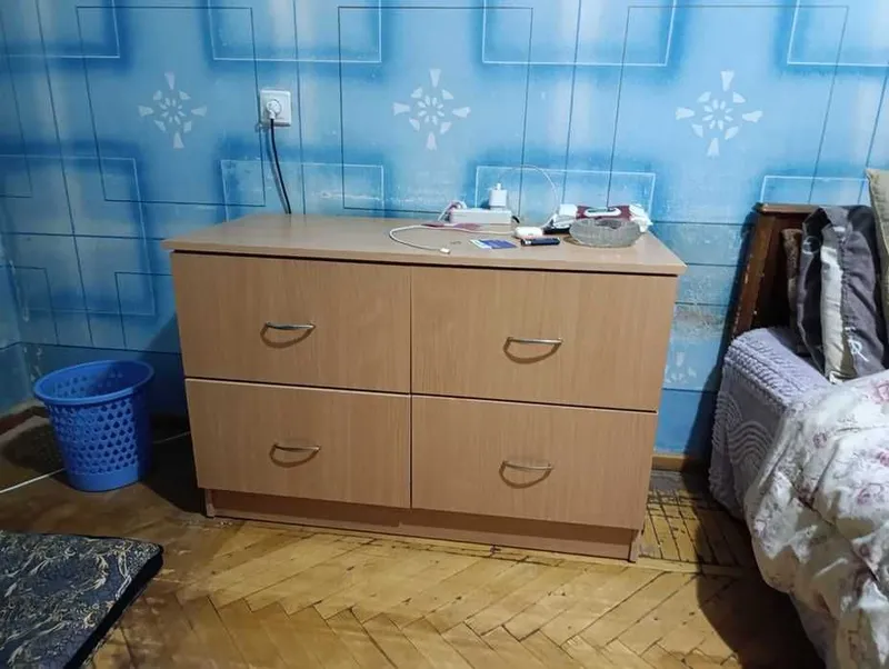 Продается комплект :шкаф, комод , и столик на колесах, цена за все — фото 3