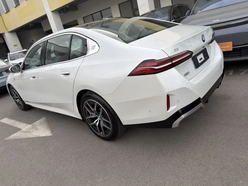 BMW i5 40L M-Sport 2025 yil — фото 2