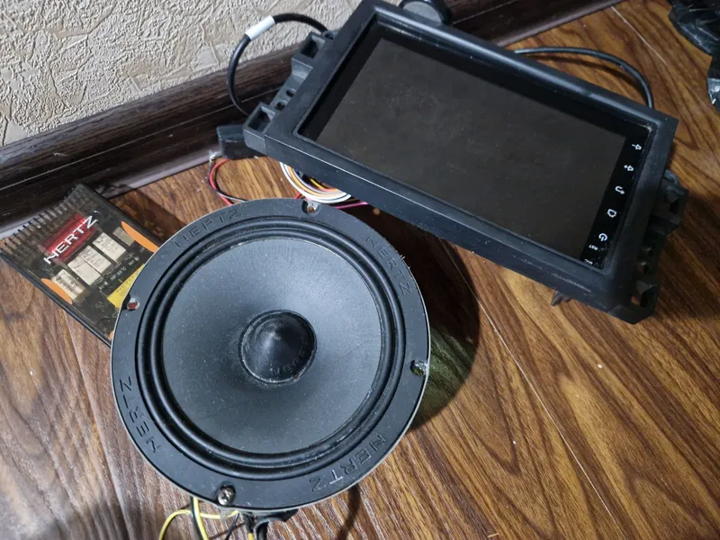 Монитор 8d 2/32(android) с рамкой. 2 динамика Hertz 200w (original). — фото 4