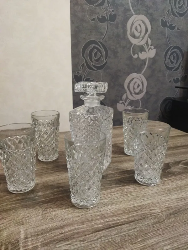 Продам хрустальный набор Графин и 5 стаканов.