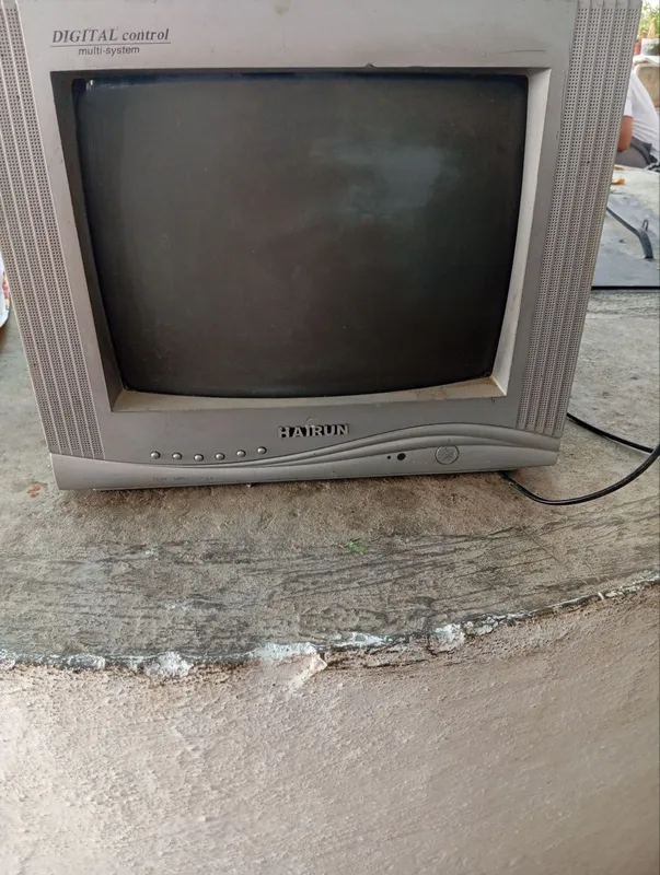 Televizor sotiladi ishlaydi raxmeri kichikroq 2