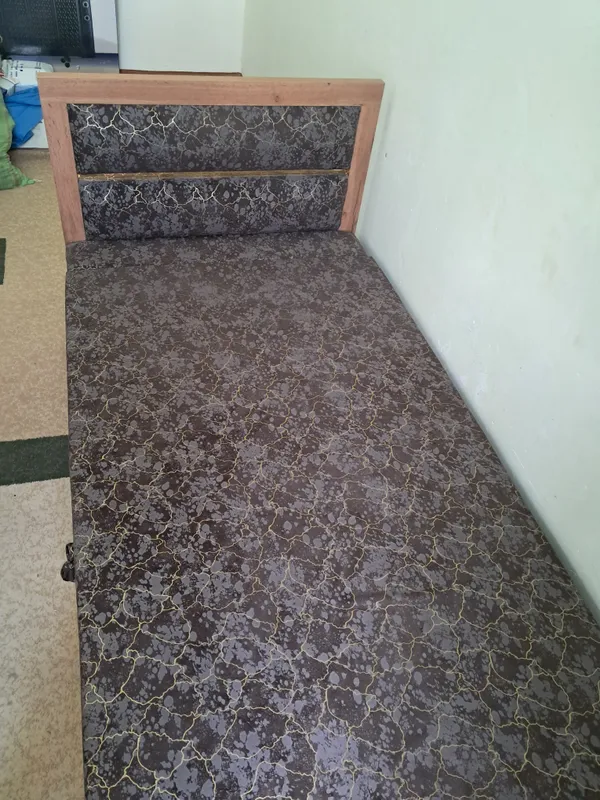 bir kishilik divan sotiladi