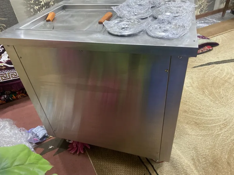 Muzqaymoq apparat (Ice roll machine) Ice roll yasaydigon apparqt. Yang 2