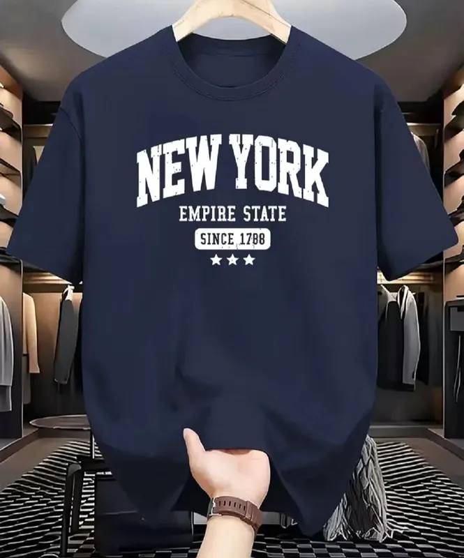 New York yozuvli logotipi tushirilgan futbolkalar