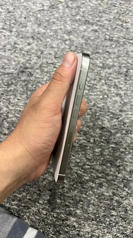 Iphone 15 pro white 3