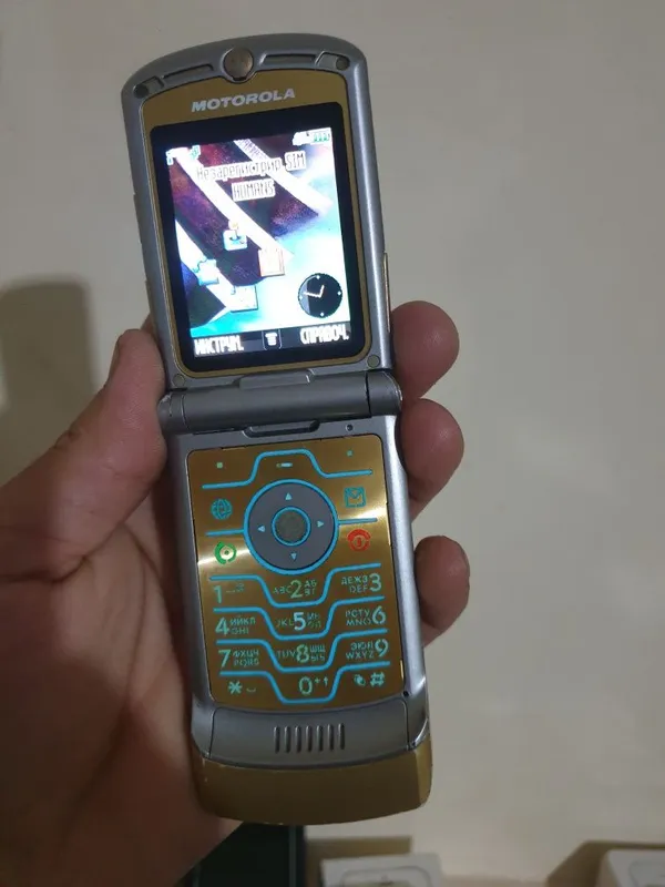 Motorola razr v3i gold — фото 1