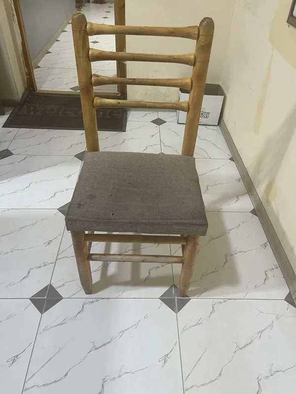 Ko’p miqdorda Taxta kursilar sifati zo’r, ajoyib narsa Ko’p miqdorda Taxta kursilar sifati zo’r, ajoyib narsa