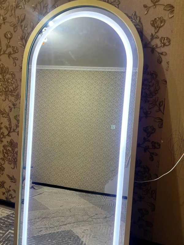 Oyna sotiladi, podsvetkalik yangi 2 Oyna sotiladi, podsvetkalik yangi 2