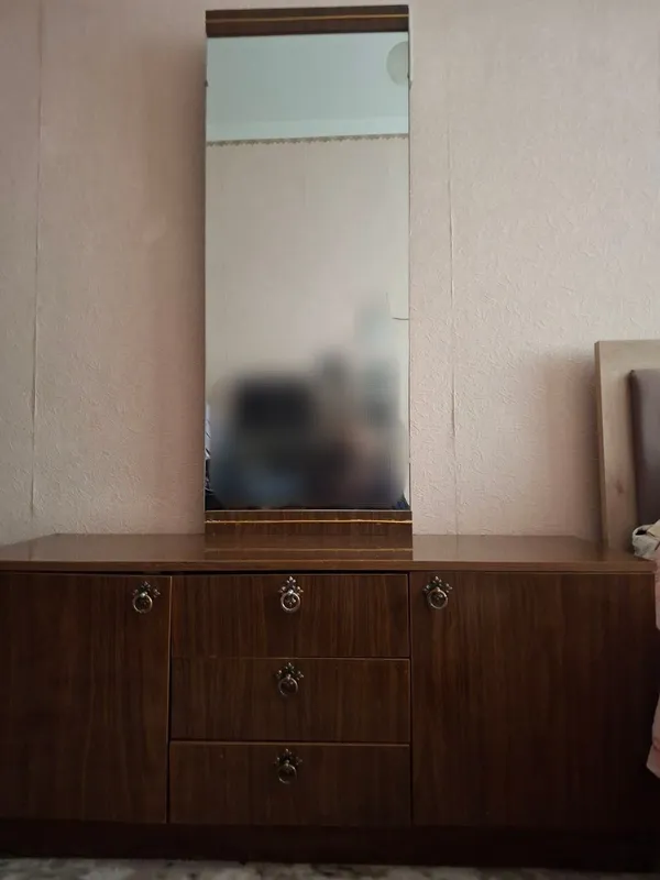 Продаётся: 2 тумбочки и трюмо 1
