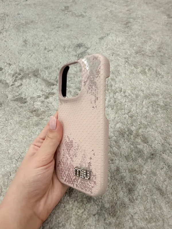 Чехол в стиле Miu Miu для iPhone 15 про — фото 1