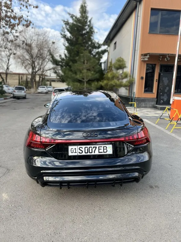 Audi e tron gt срочно год 2022 — фото 1