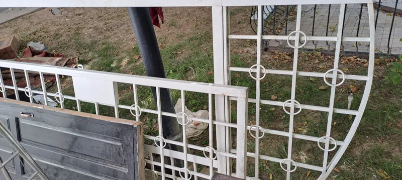 Продаётся железная дверь решётка из толстого железа и деревянные двери