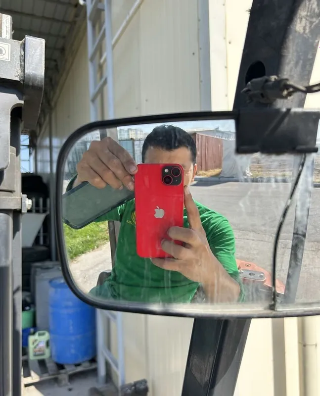 Красный iPhone 14 Plus 1 Красный iPhone 14 Plus 1