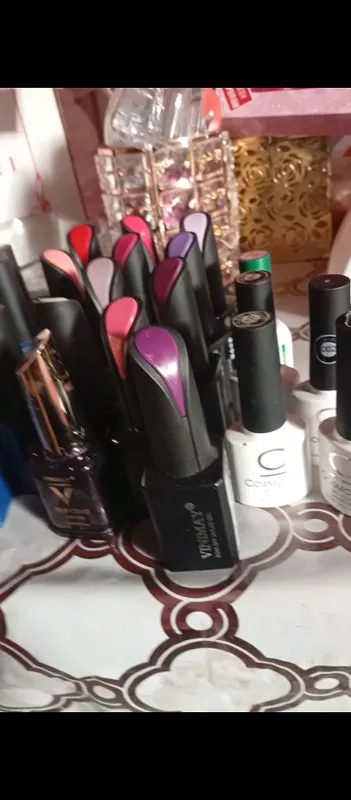 manikyur masteri uchun stirizatsiya va laklar topl