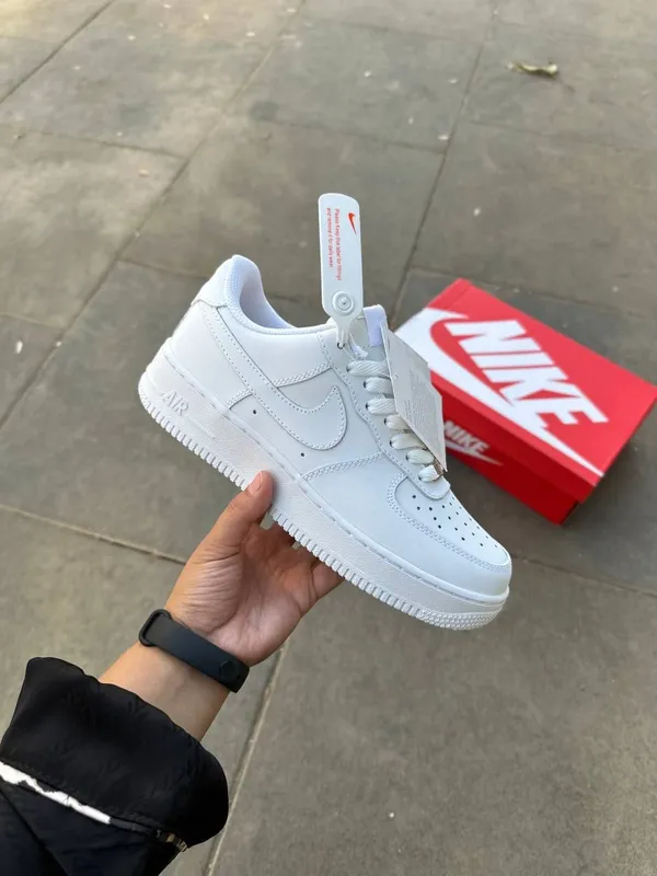Белые кроссовки Nike, модель Nike Air Force 1 — фото 2 Белые кроссовки Nike, модель Nike Air Force 1 — фото 2