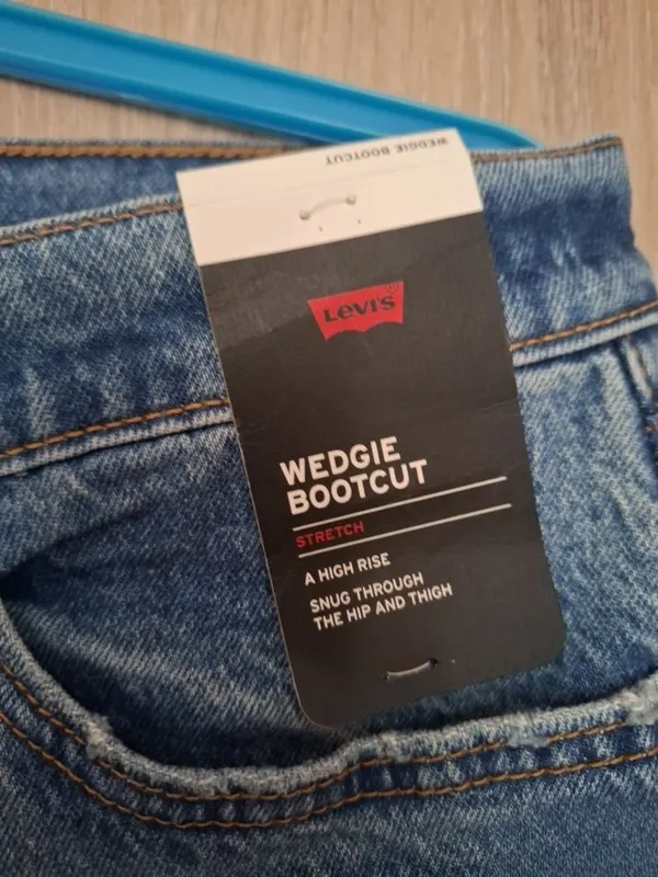 Женские джинсы фирма Levis 3 Женские джинсы фирма Levis 3
