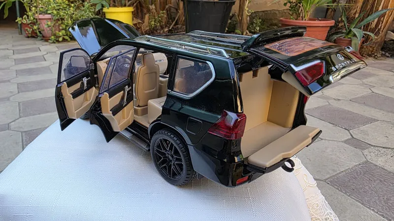 модель LEXUS LX 570 масштаб 1:18 — фото 3