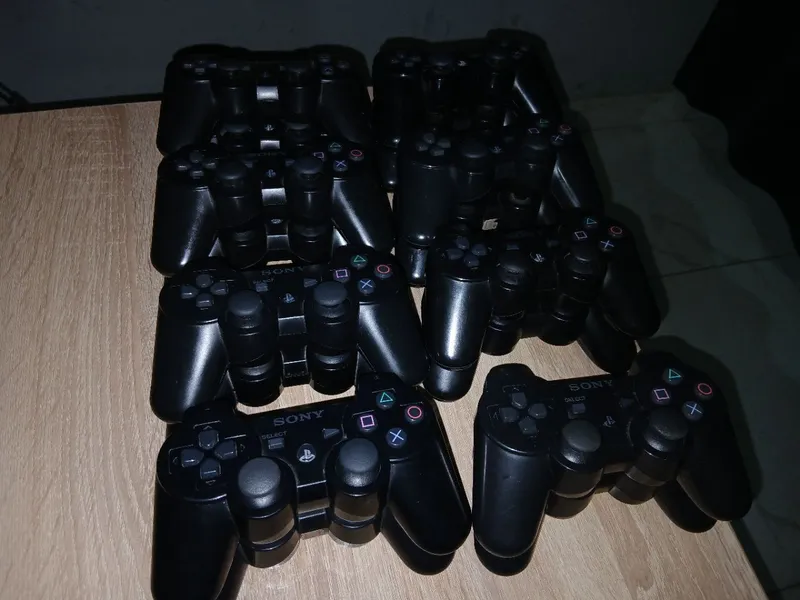 Продаются пульты PS3, оригинал, большая плата 4 Продаются пульты PS3, оригинал, большая плата 4