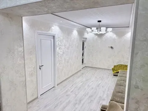 Просторная 4-комнатная квартира с большим балконом 12 кв.м., с ремонтом, раздельный с/у, не торец — фото 1
