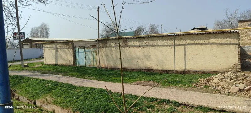 Srochna Ohangaron tumani Eyvalik MFY da joylashgan hovli uy sotiladi.
