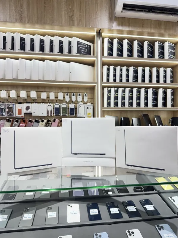 Macbook Air 15 inch M5 24/1tb mix colors