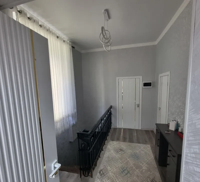 Kvartira sotiladi 6 xonali 8
