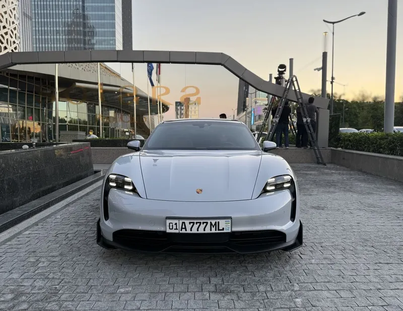 Porsche Taycan. 2 Porsche Taycan. 2