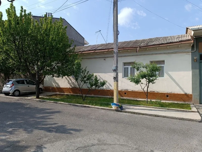 Uy sotiladi srochniy 1 Uy sotiladi srochniy 1