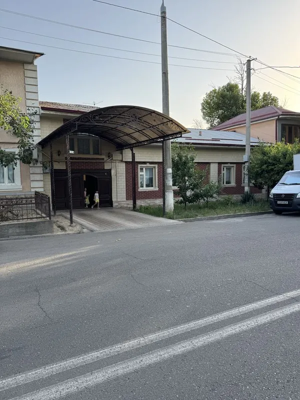 Uy sotiladi yolni yuzida 4,60 sotik 10 ta xona 3 ta sanuzel 1 ta kuxny 1