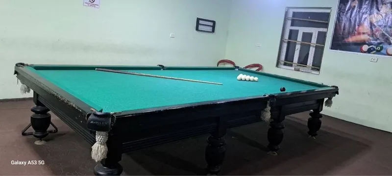 Billiard stoli kiylari bilan