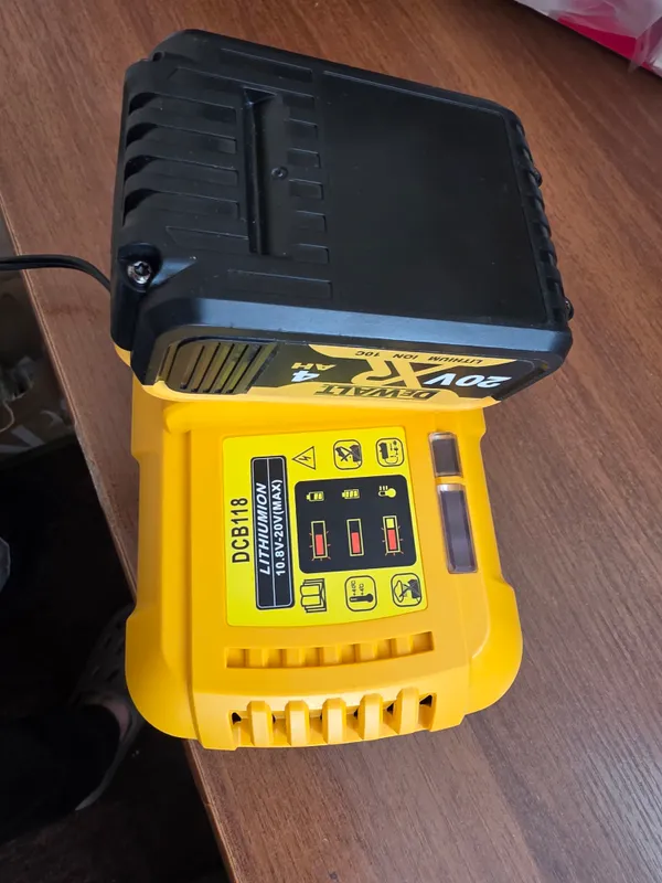 Dewalt akkumulyatori uchun tezkor zaryadlovchi. DSB 118, 6 A 6