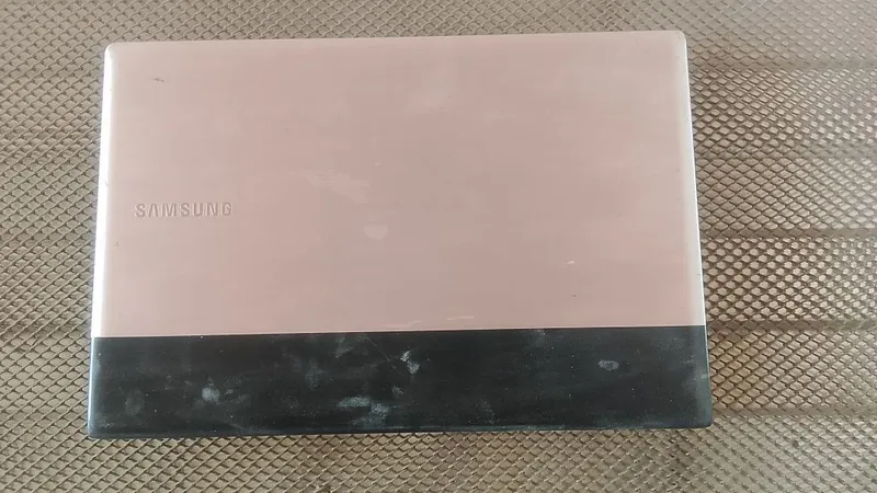 Notebook sotiladi Samsung