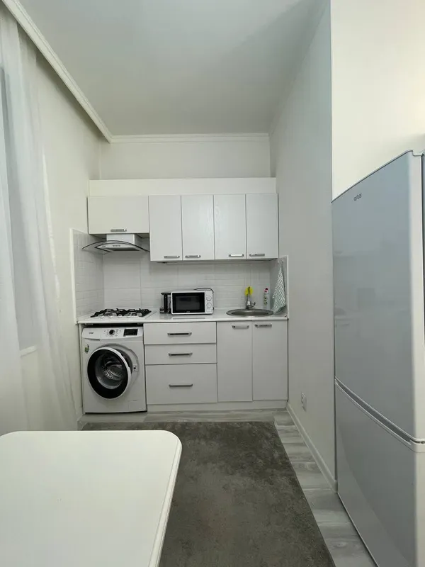 Студия 1-комнатная квартира, 30 м², 4/4, с ремонтом, высокие потолки — фото 7