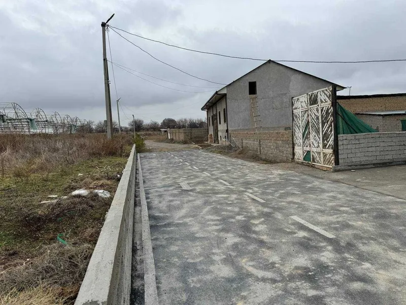 Uch Qaxramon postidan 5km.Guliston. 8 sotixli uy kurishga yer sotaman. 2