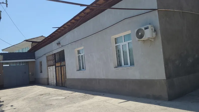 Srochna sotiladi Nazarbekda 4 sotix 5 xona 1ta oshxona 3ta podvol